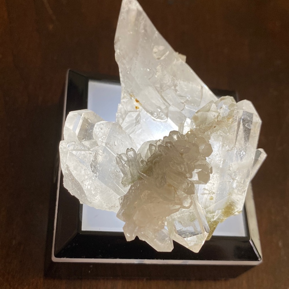 🔥AAA QUALITY QUARTZ CLUSTER🔥Points all over + 🌈. 3”X 2.5”X1”. STUNNING - Picture 5 of 17